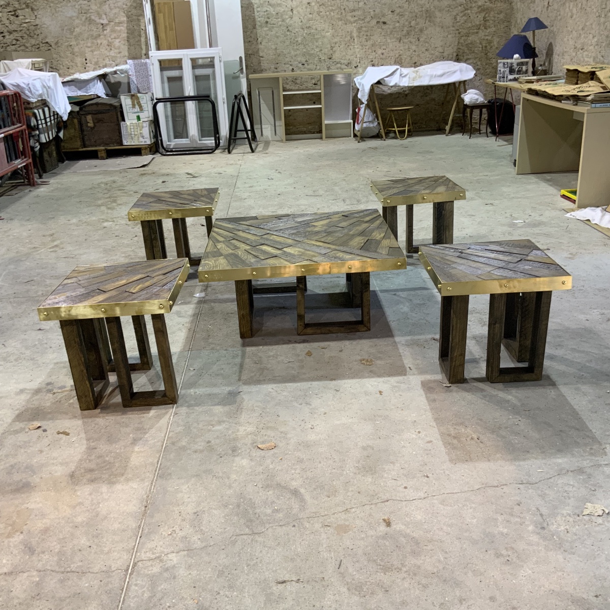 Ensemble de 5 tables basses et bouts de canapés en patchwork de bois massif et laiton.-photo-5