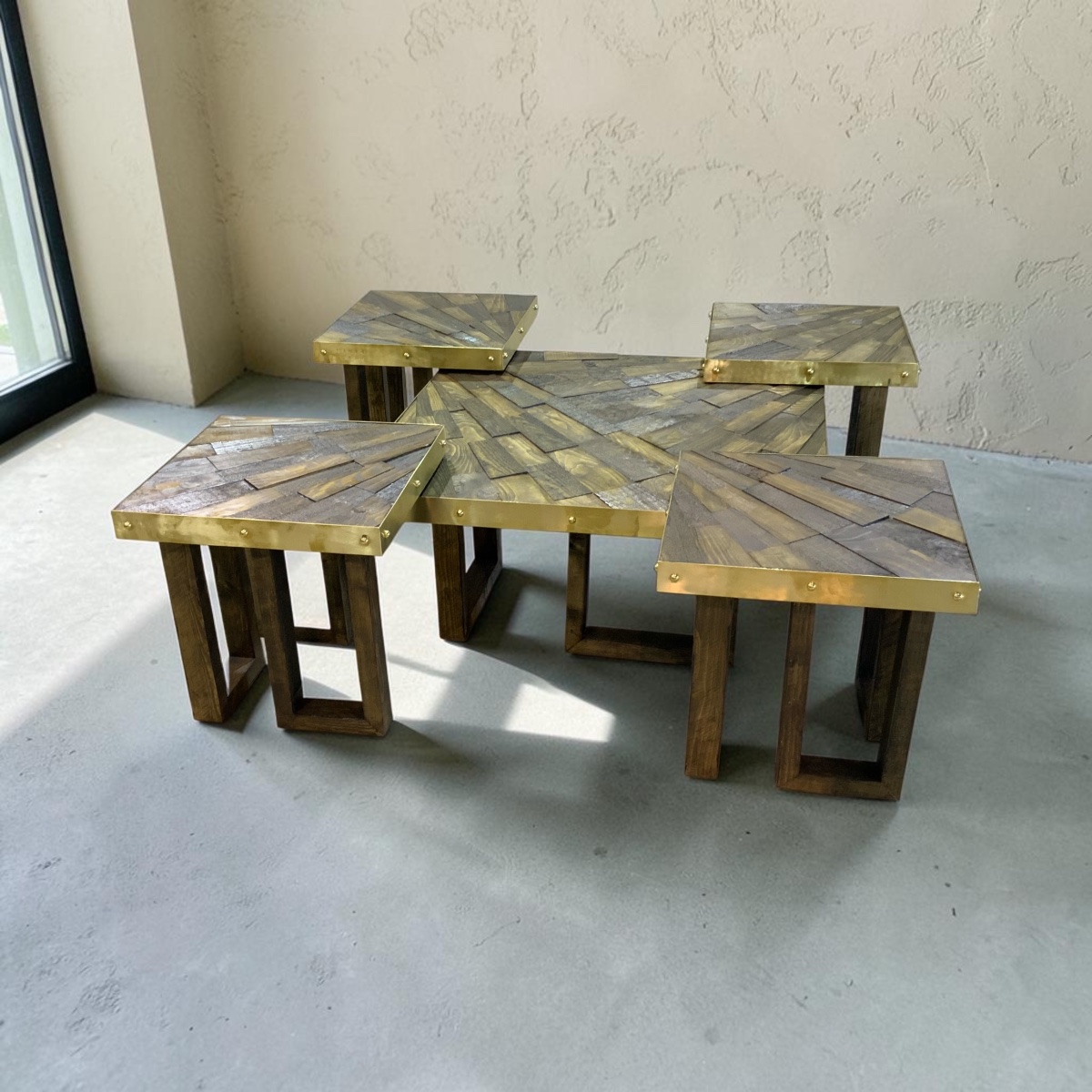 Ensemble de 5 tables basses et bouts de canapés en patchwork de bois massif et laiton.