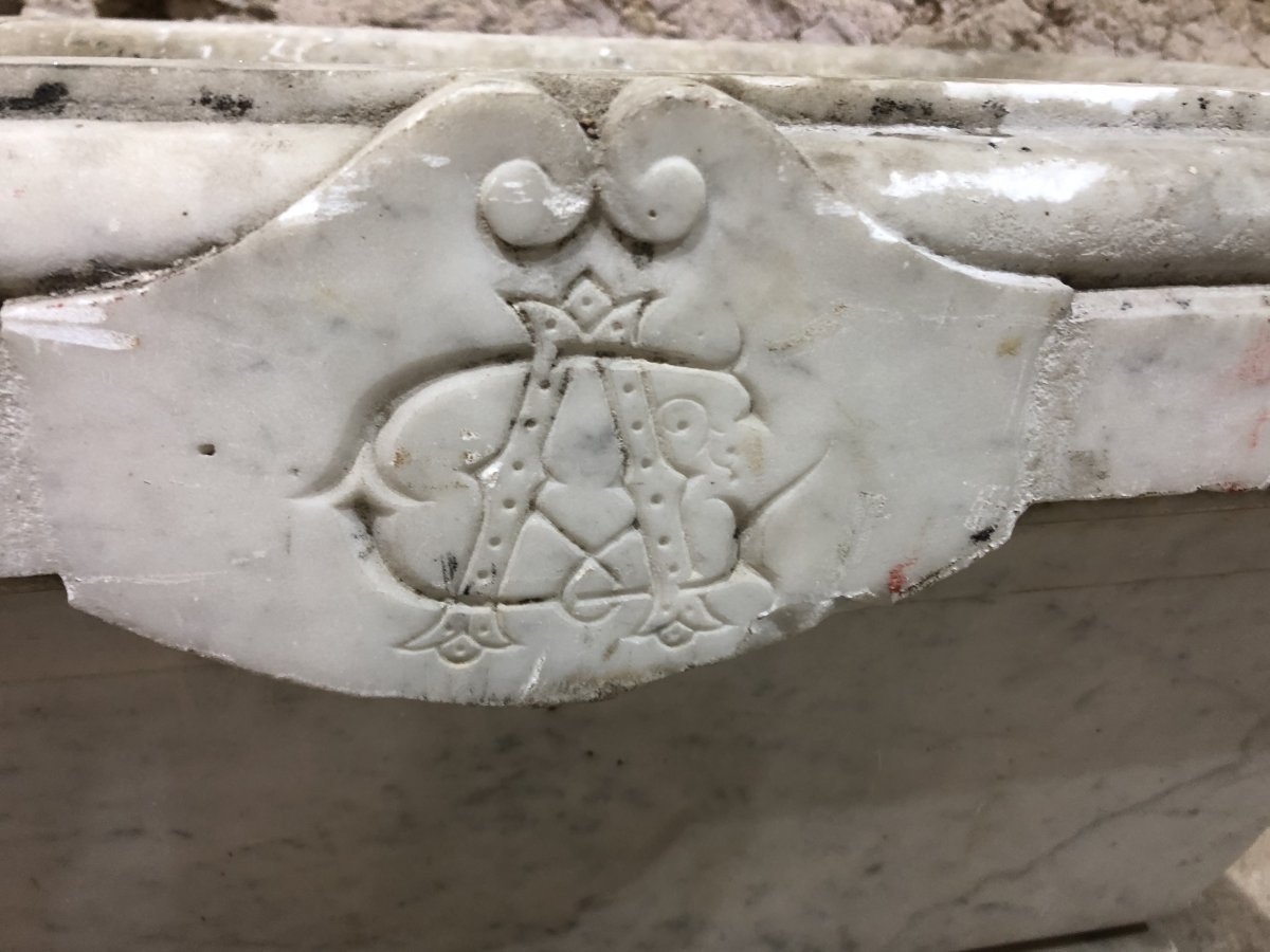 18th Century Planter. Century In Molded Marble, Carved-photo-1