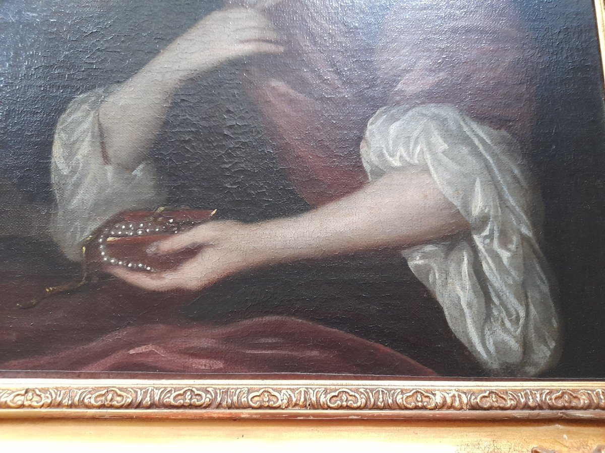 Jeune Femme Du 17eme Tenant Un Collier De Perles-photo-1
