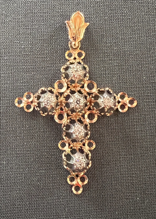 Croix en or jaune sertie de 6 brillants