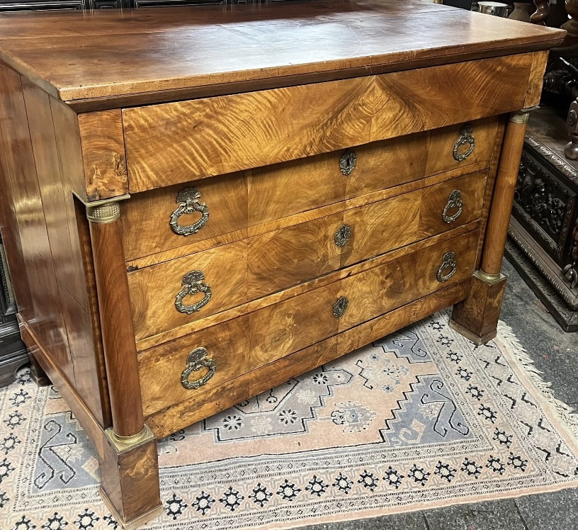 Commode Empire en noyer massif , colonnes détachées , bronzes