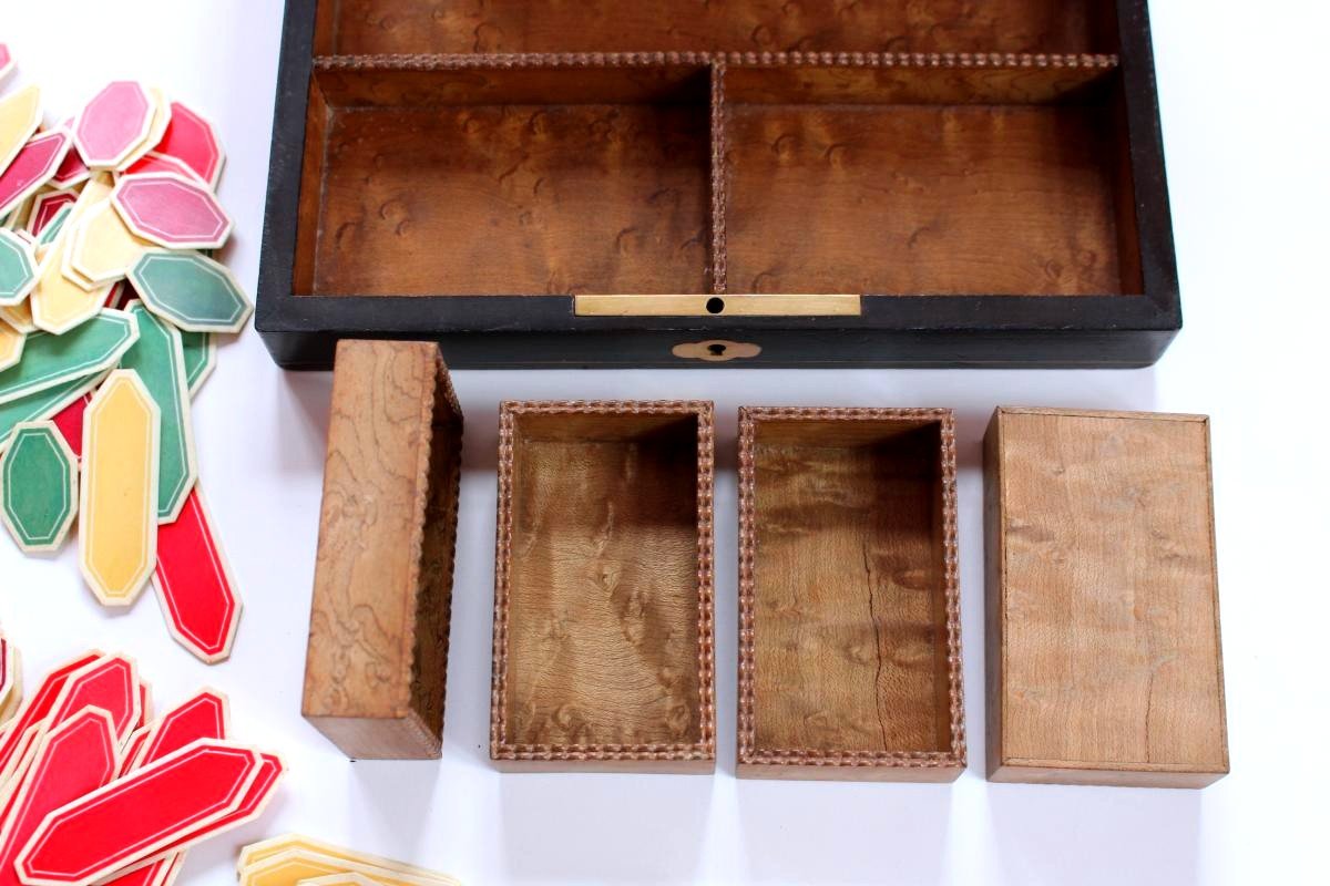 Tres ANCIEN Coffret de JEUX en BOIS garni De JETONS en OS + 4 COMPTEUR