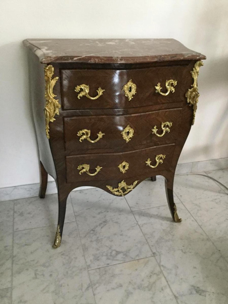 Petite Commode Sauteuse En Palissandre Est-Indien et Bronzes Dorés