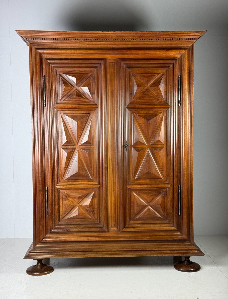 Géométrique Burgundy Cabinet Wallnut