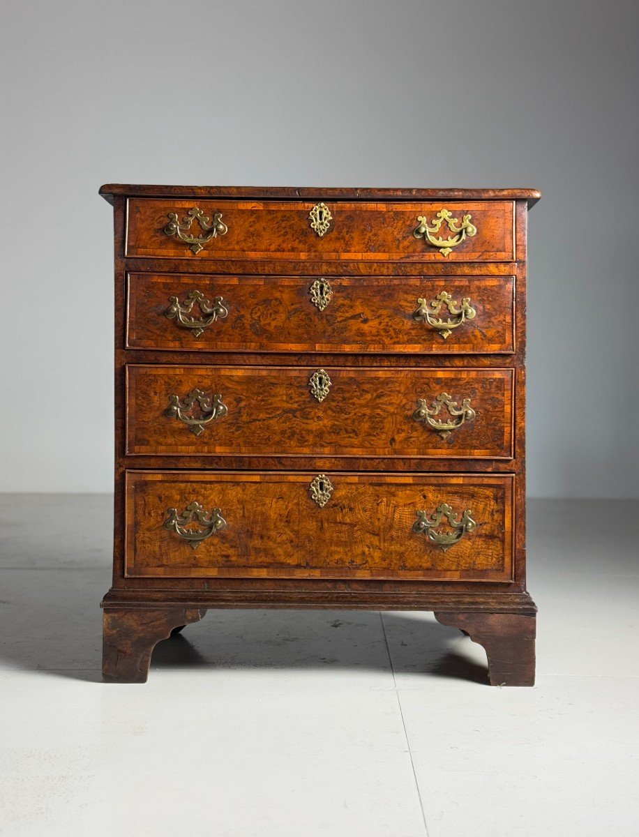 Commode anglaise en loupe de noyer 18e siècle