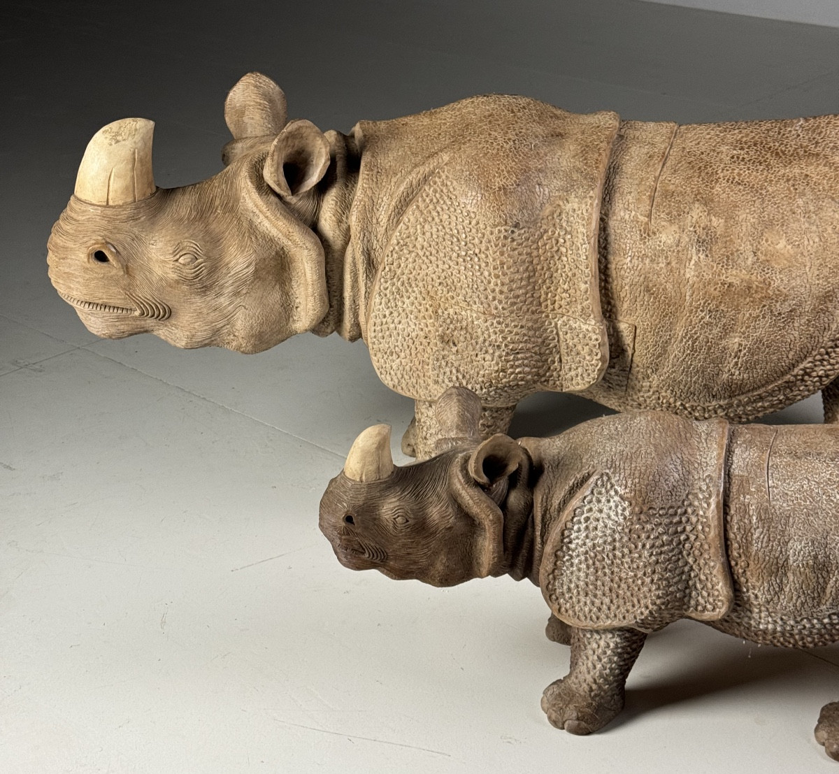 Statues de rhinocéros sculptées à la main 1960 (134cm)
