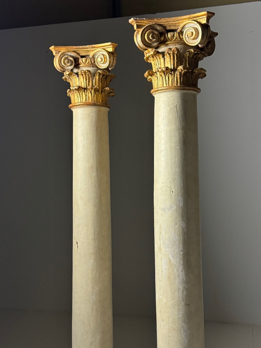 Colonnes du XVIIIe siècle avec chapiteaux dorés