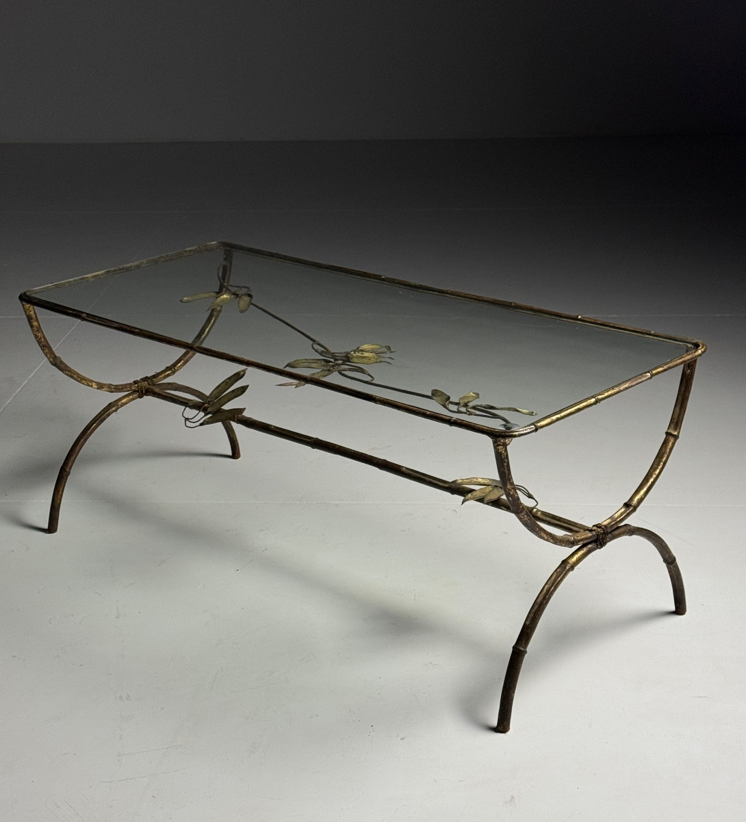 Table basse en faux bambou, métal et verre