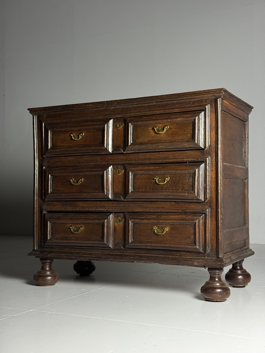 Commode anglaise du XVIIe siècle en chêne