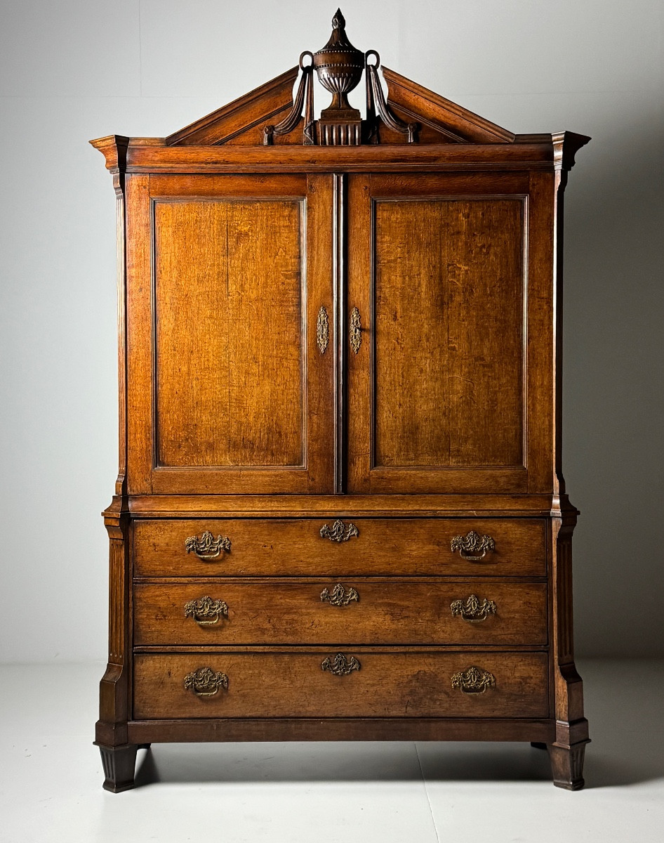 Cabinet hollandais en chêne du XVIIIe siècle