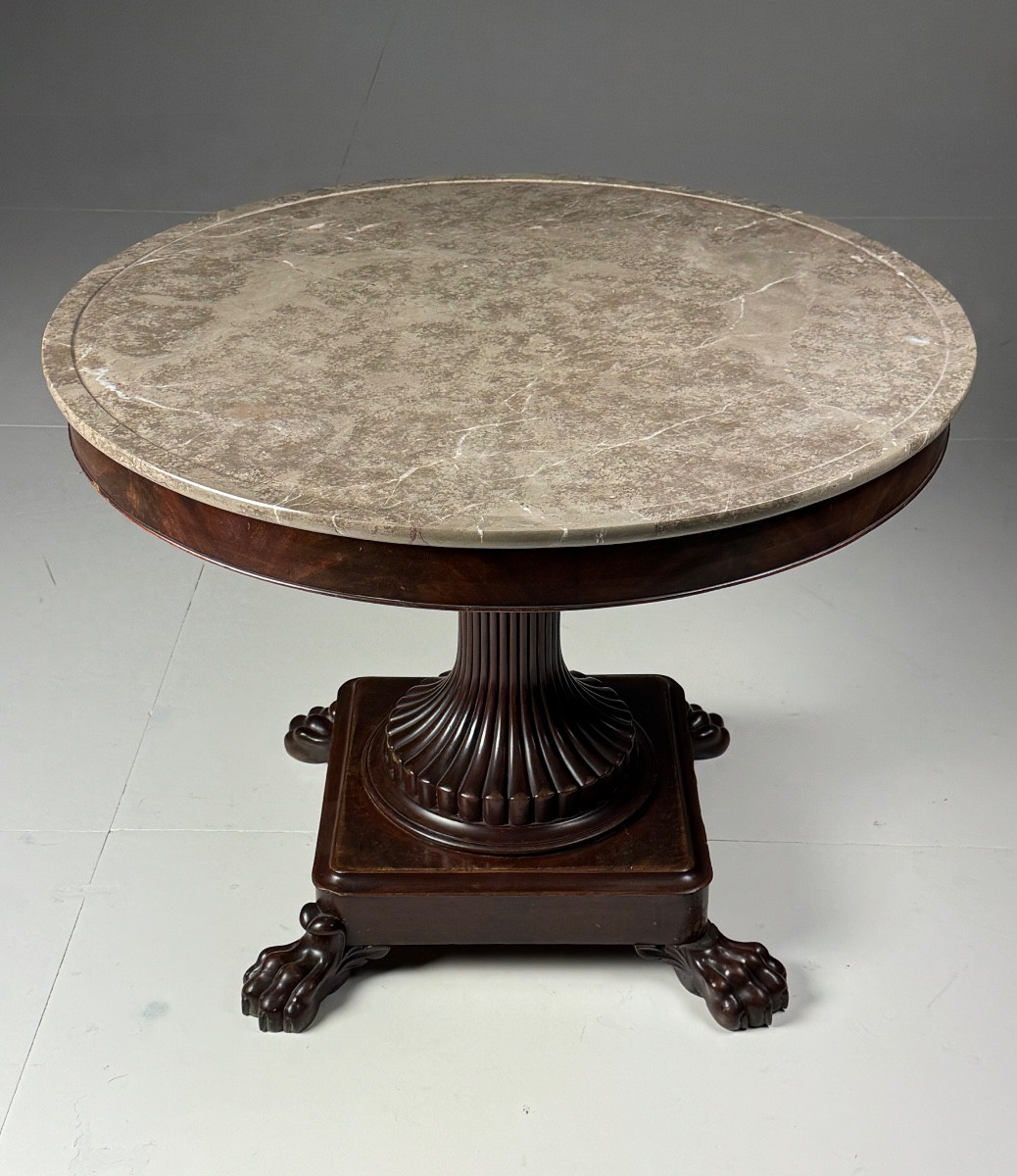 Table centrale en acajou, XIXe siècle