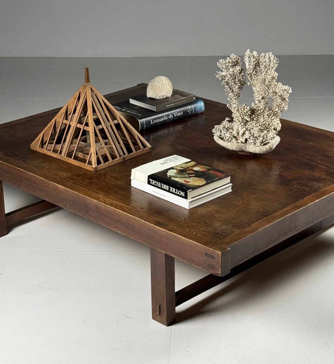 Table basse de style japonais, début du XXe siècle