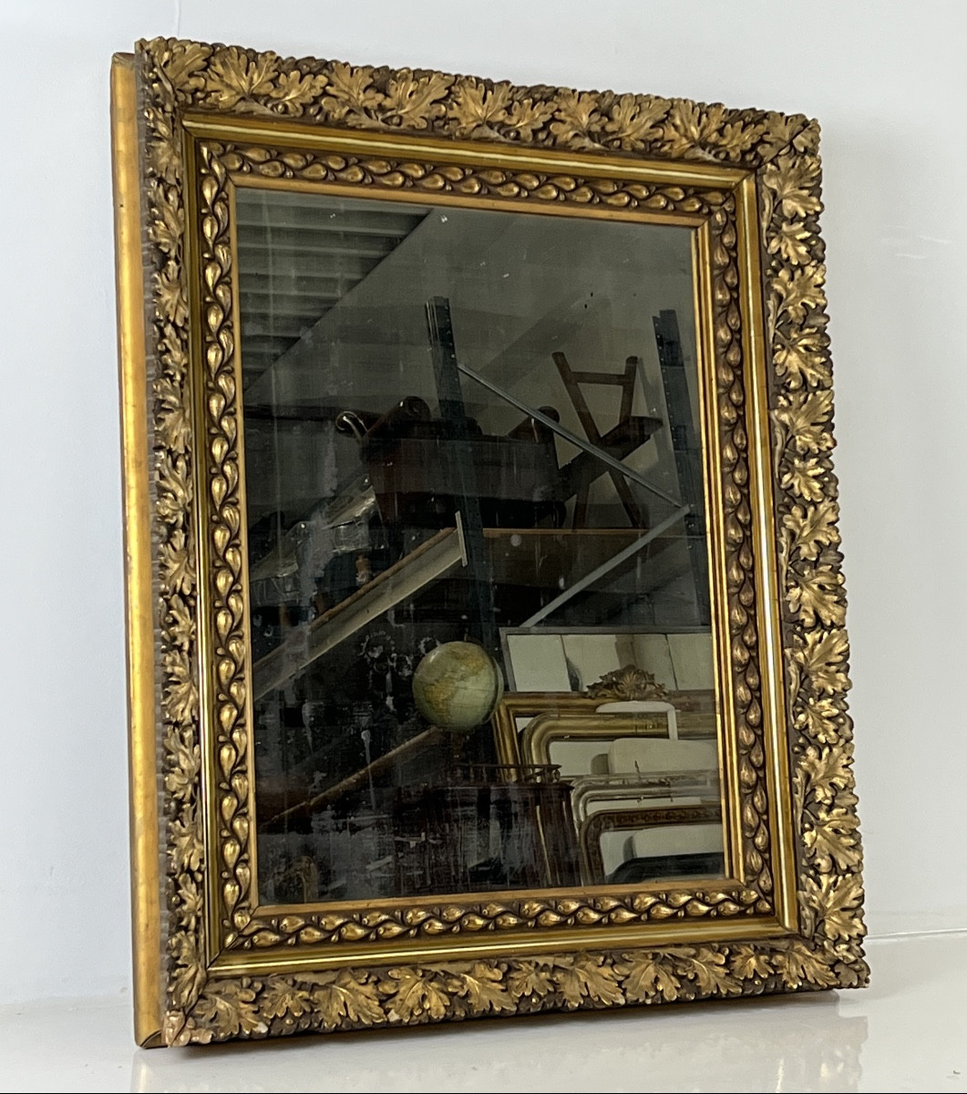 Miroir datant d'environ 1890-1900 avec un riche cadre orné de figues et de feuilles
