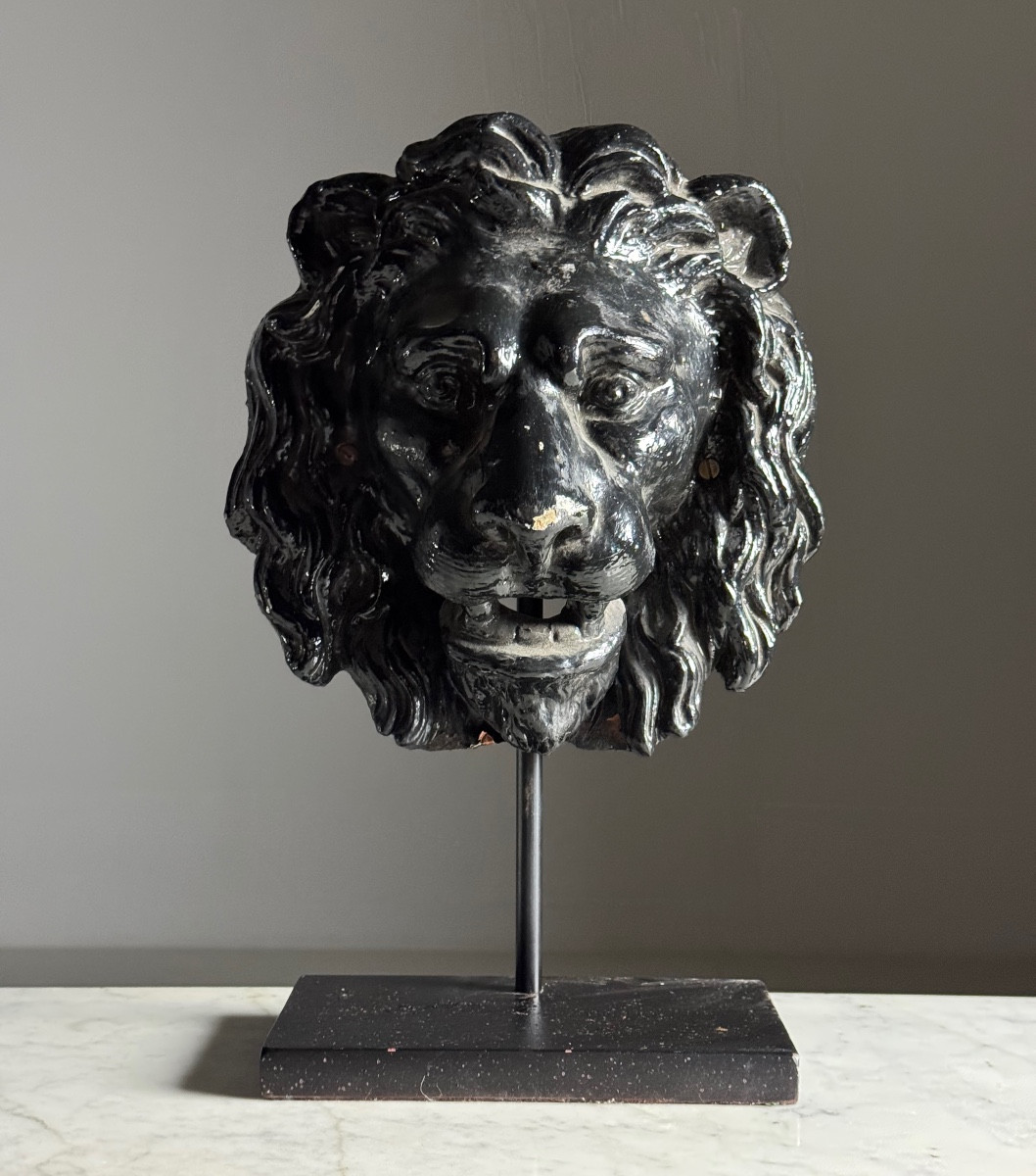 Lion Fountain Mask On A Pedestal