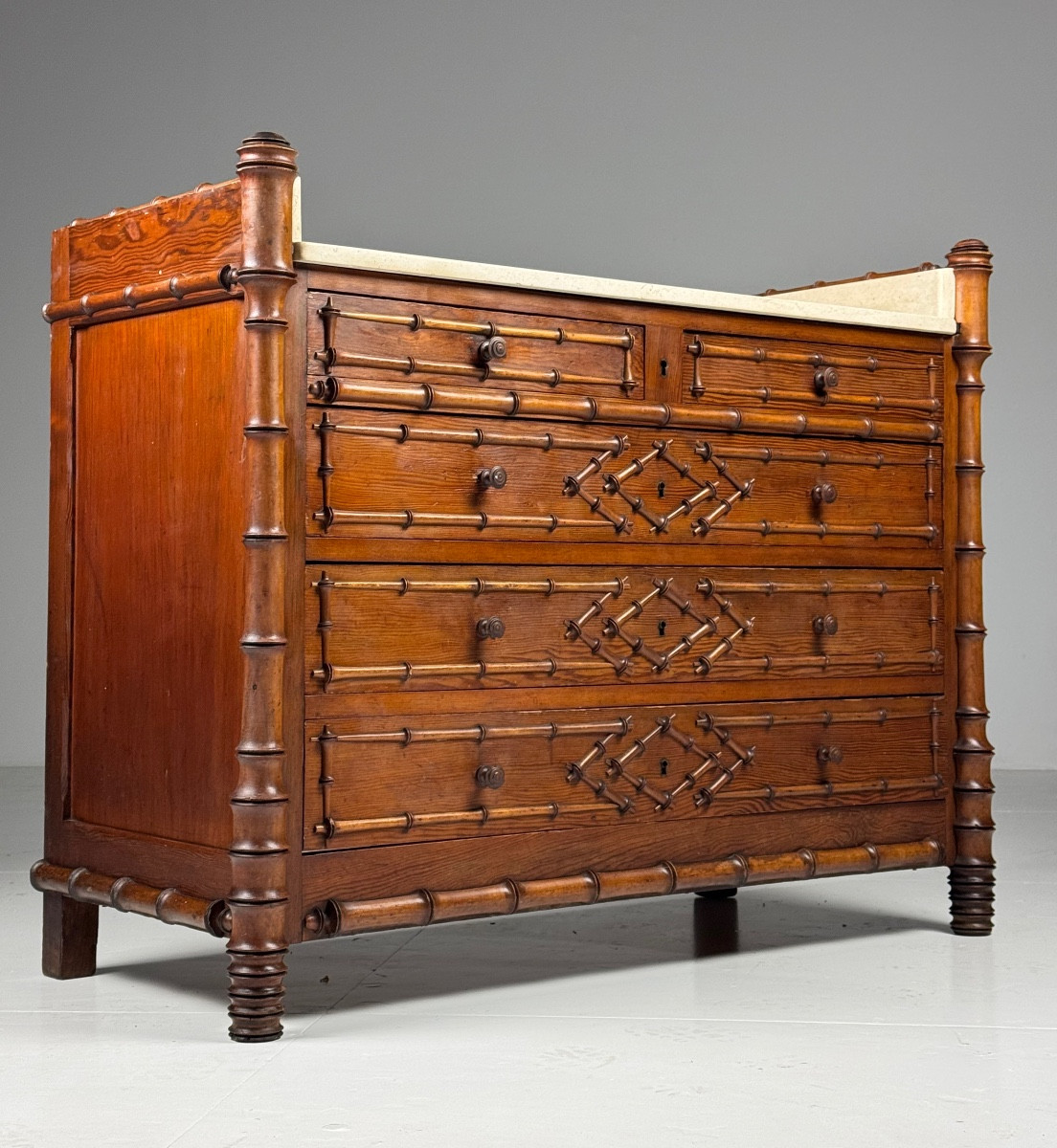 Commode en faux bambou, vers 1900, en chêne