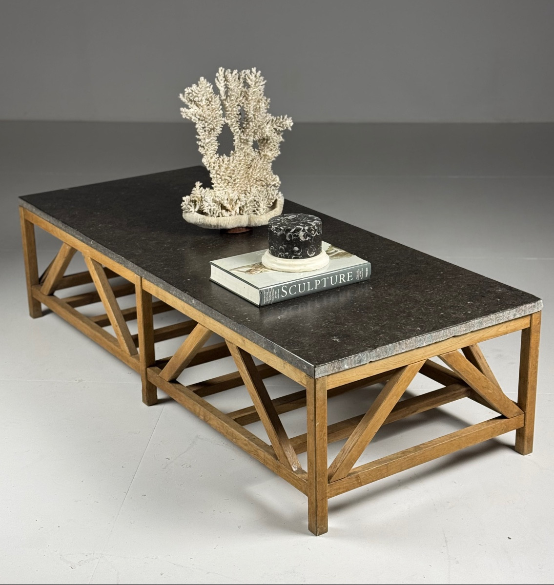 Table basse avec plateau en pierre bleue 