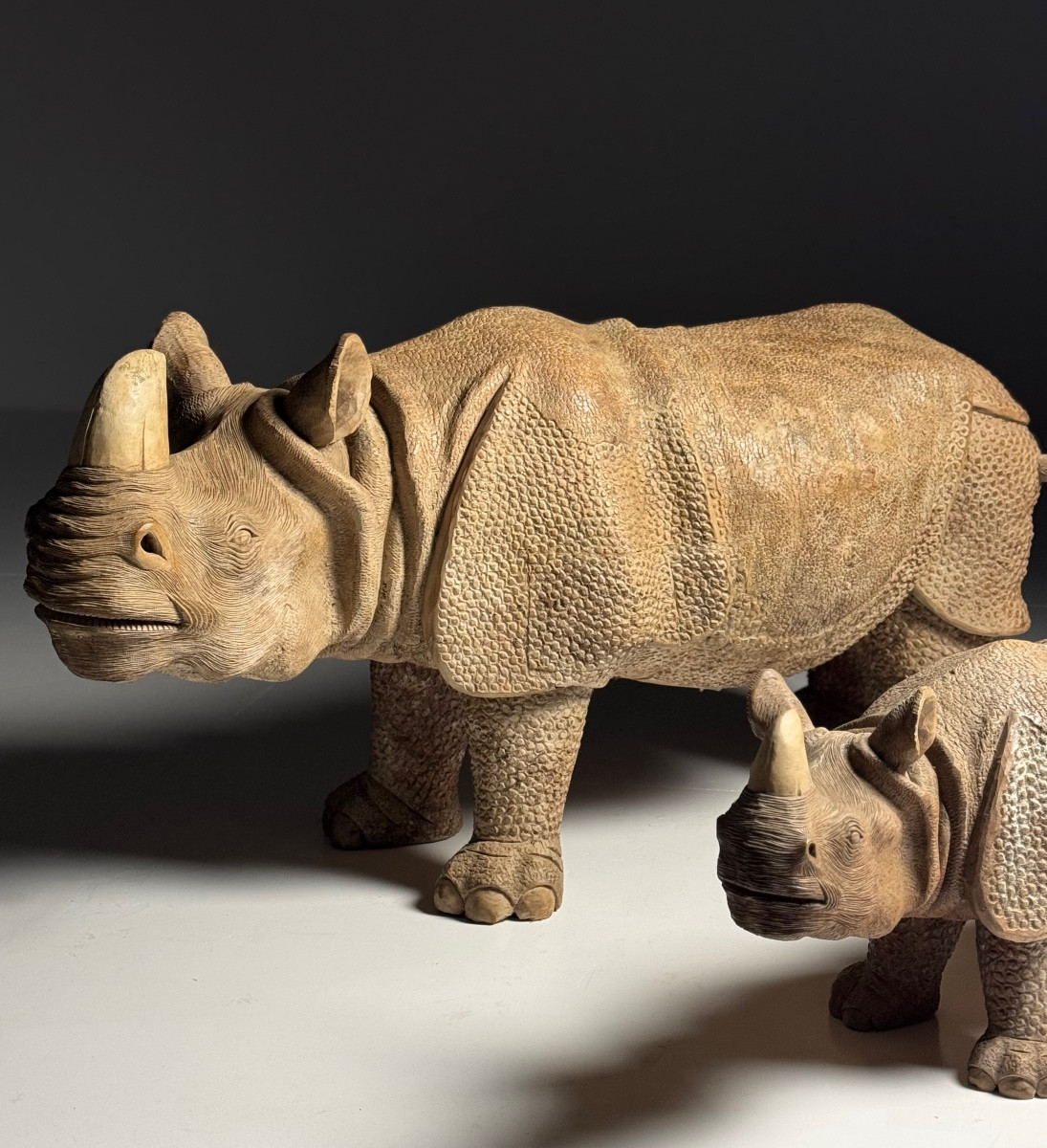 Statues de rhinocéros sculptées à la main 1960 (134cm)