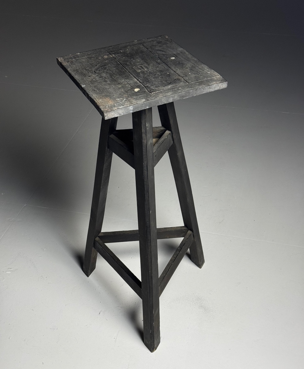 Socle de sculpture noir antique