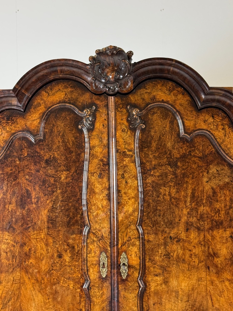 Buffet en ronce de noyer Hollandais vers 1740-photo-2