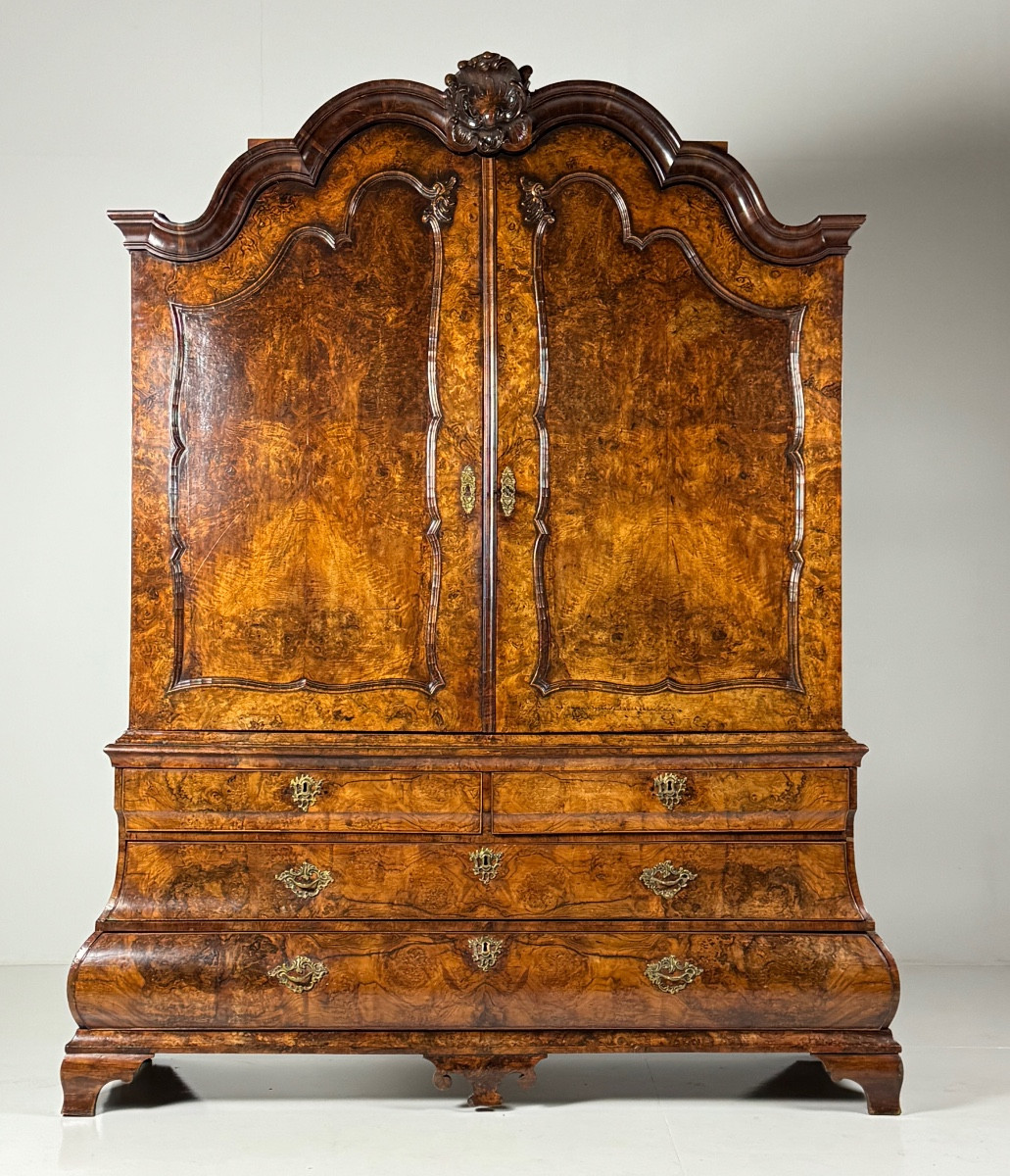Buffet en ronce de noyer Hollandais vers 1740