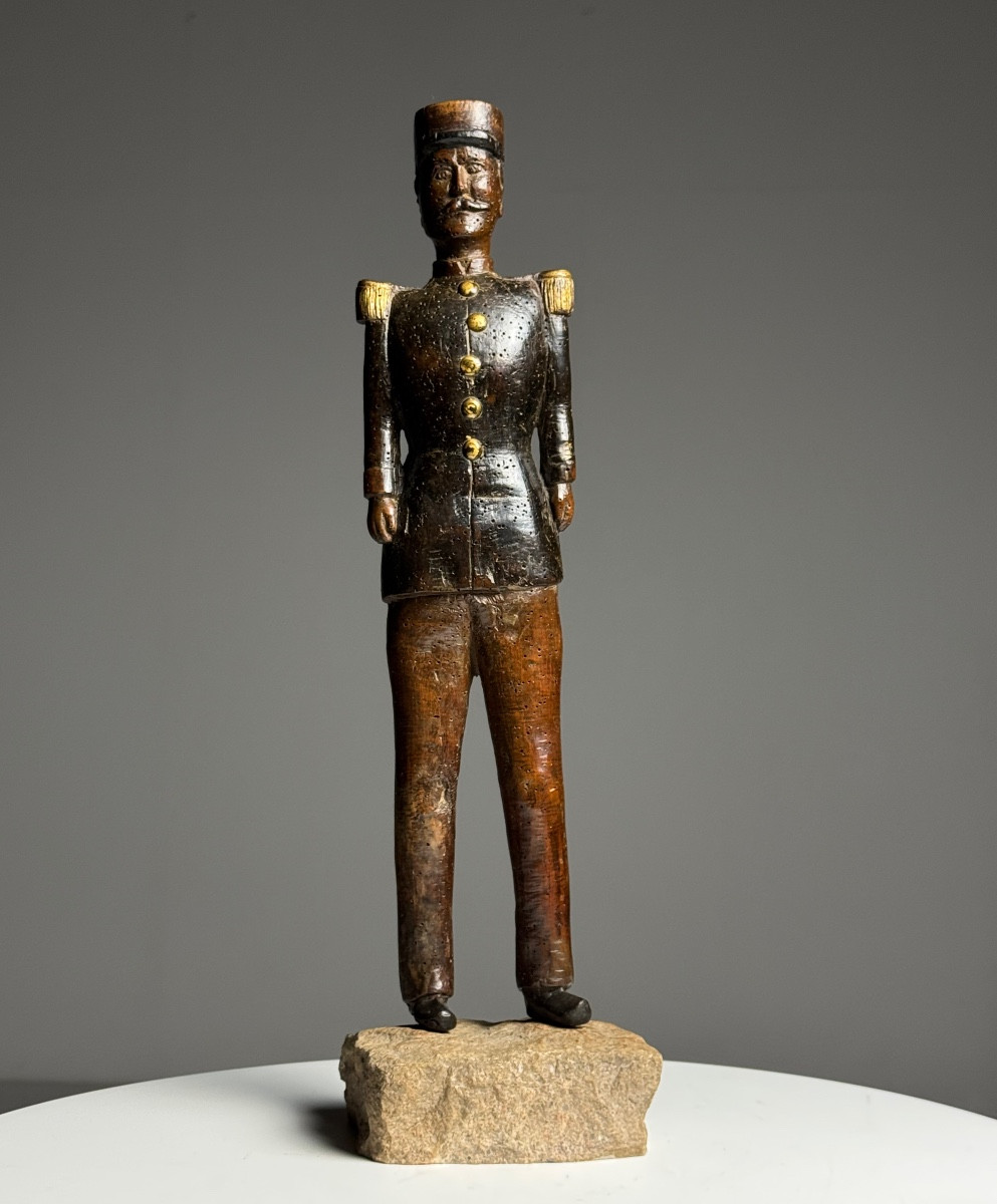 Statue sculptée à la main représentant un officier français, XIXe siècle