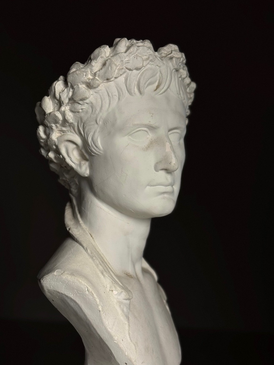 Buste en plâtre de l'empereur Auguste -photo-1
