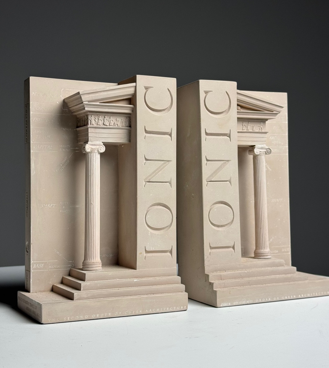 Serre-livres en plâtre de style ionique