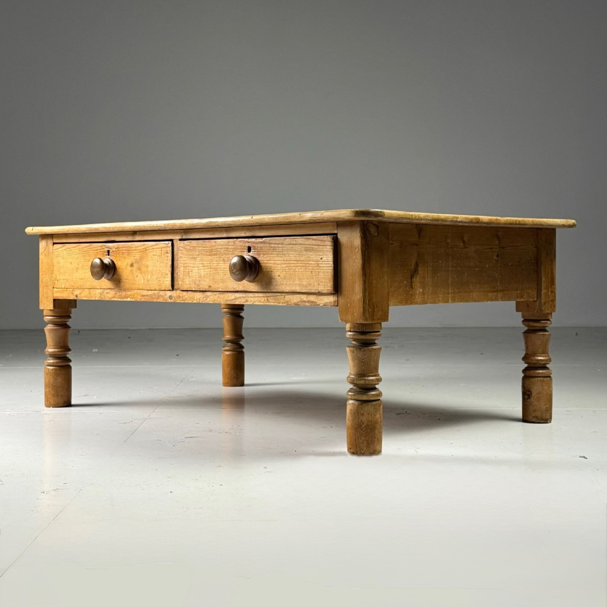 Table basse anglaise en pin, XIXe siècle