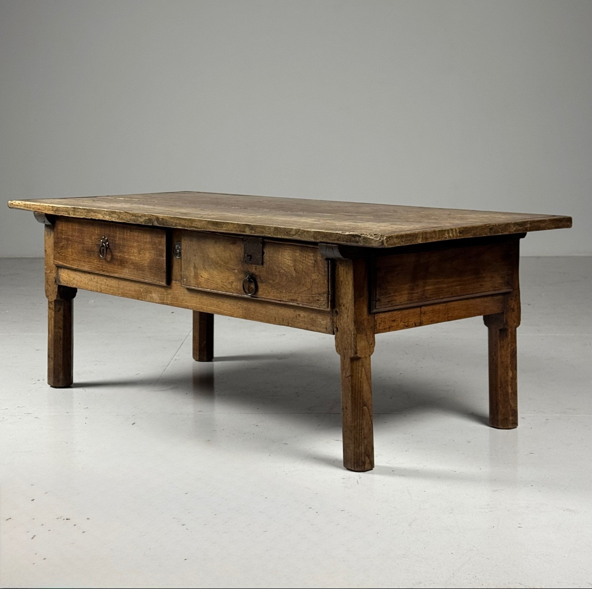 Table basse espagnole du XVIIIe siècle