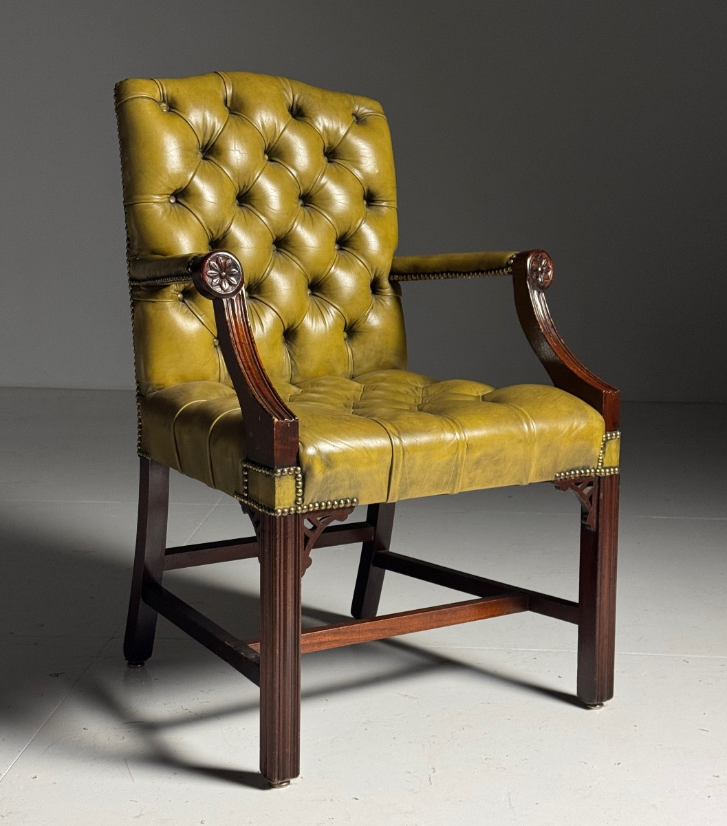 Chaise de bureau classique capitonnée