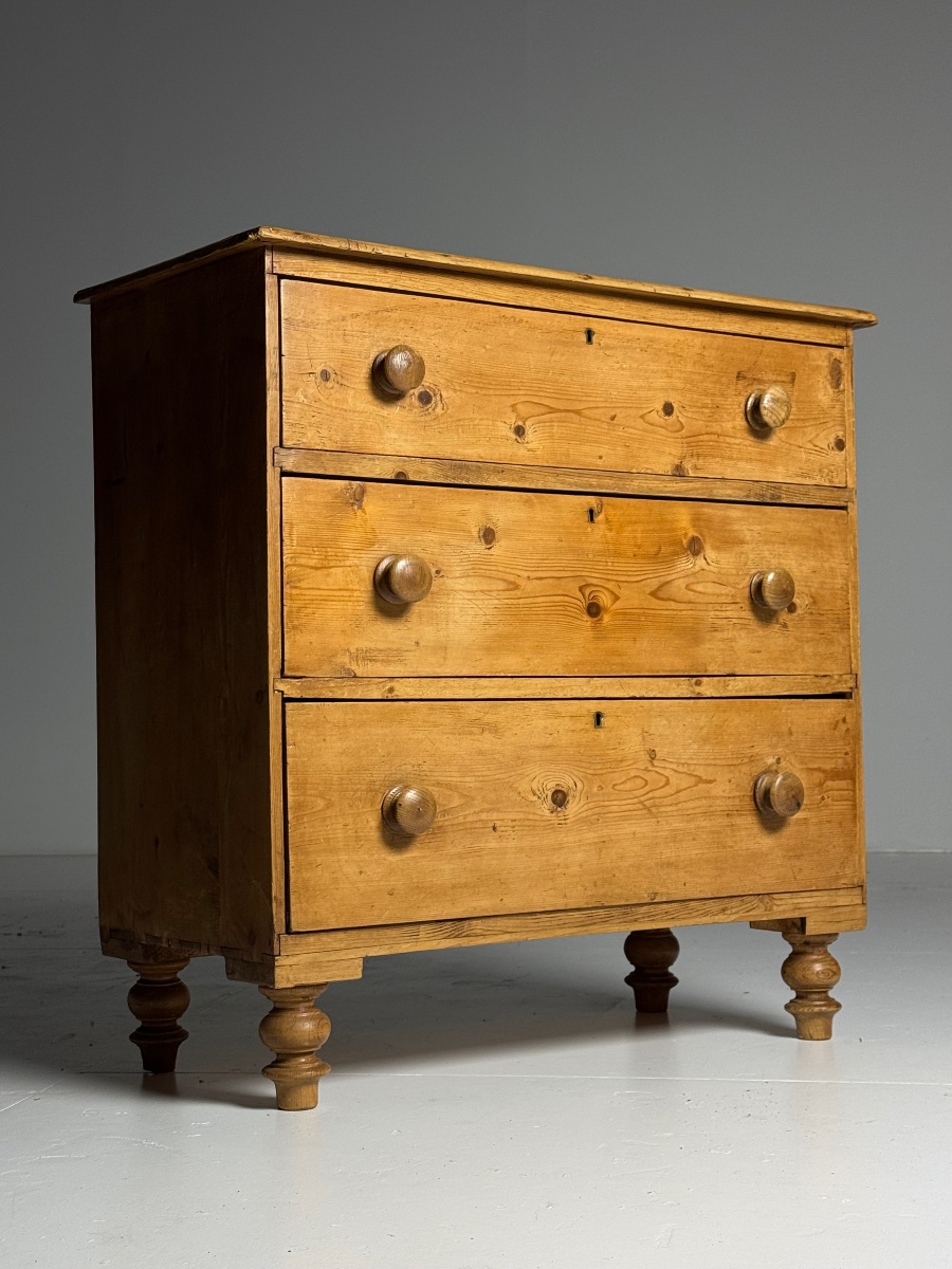 Commode en pin anglais du XIXe siècle