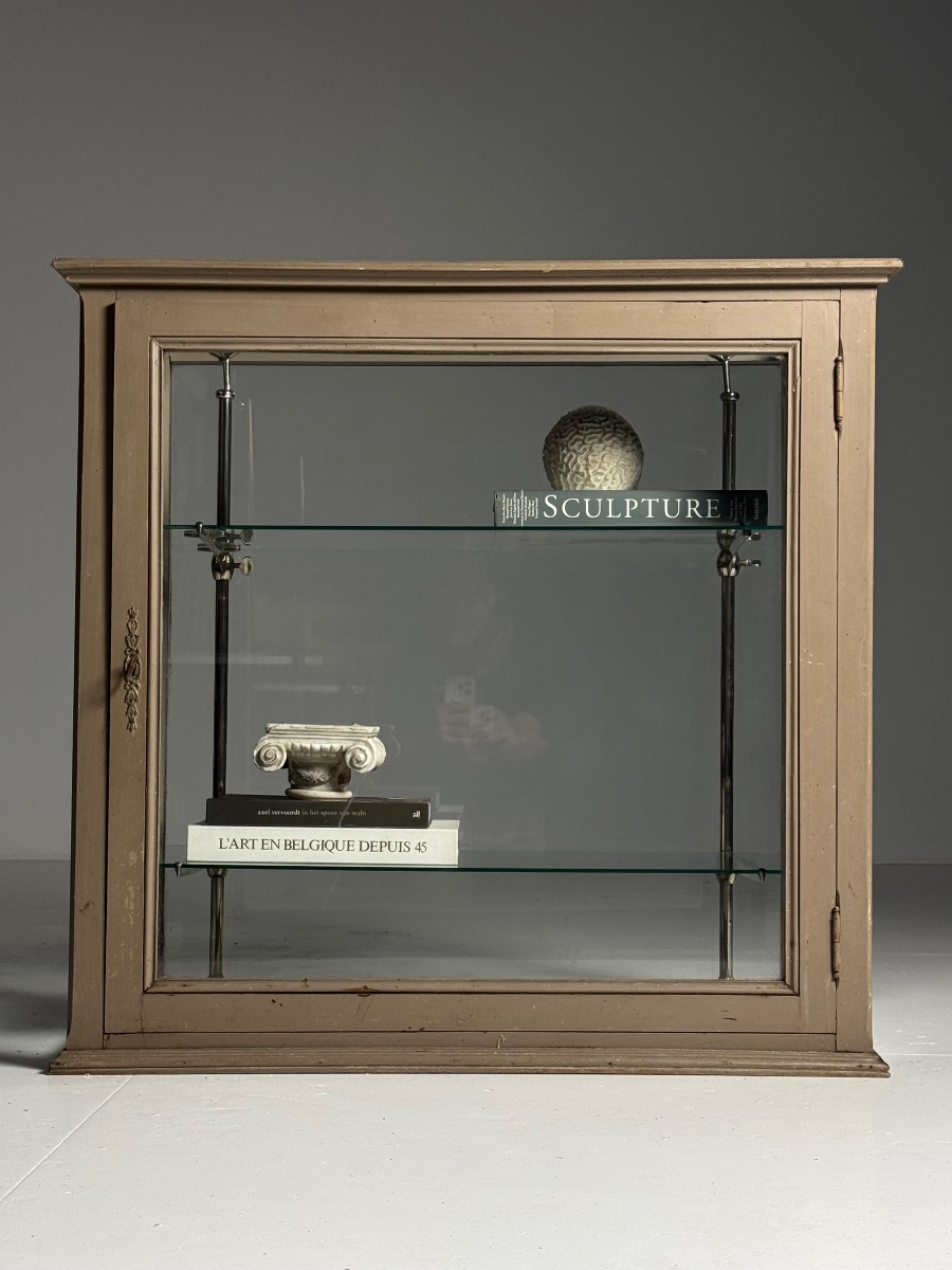 Vitrine française grise
