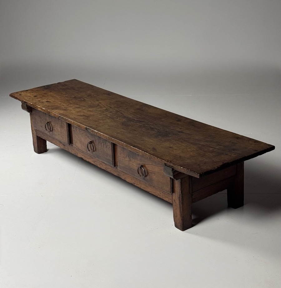 Table basse espagnole du XVIIIe siècle