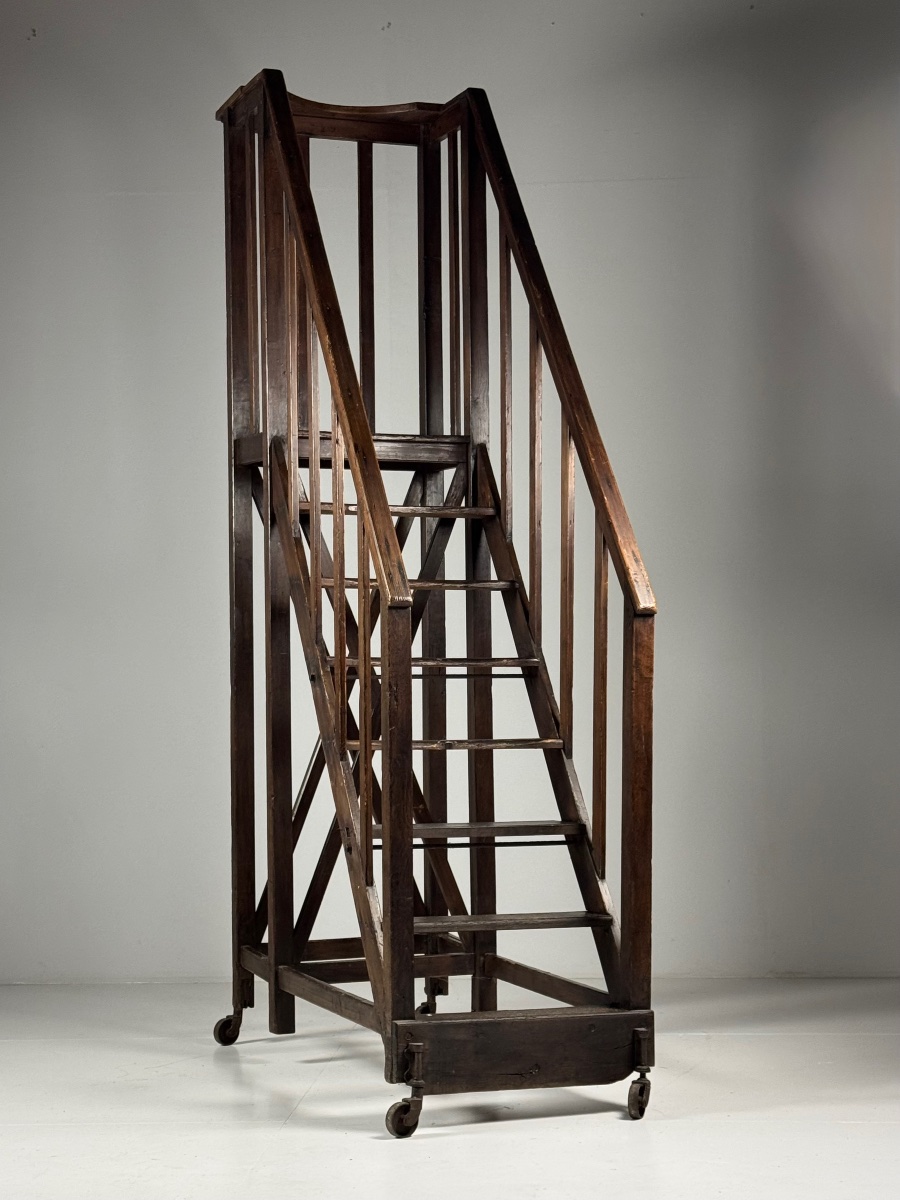 Escalier de bibliothèque ancien, vers 1900-photo-1
