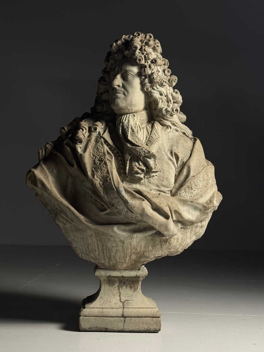 Énorme buste de Louis XIV en béton