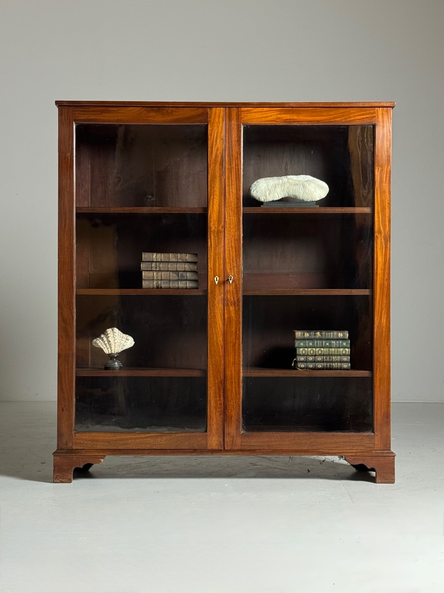 Vitrine anglaise en acajou, XIXe siècle