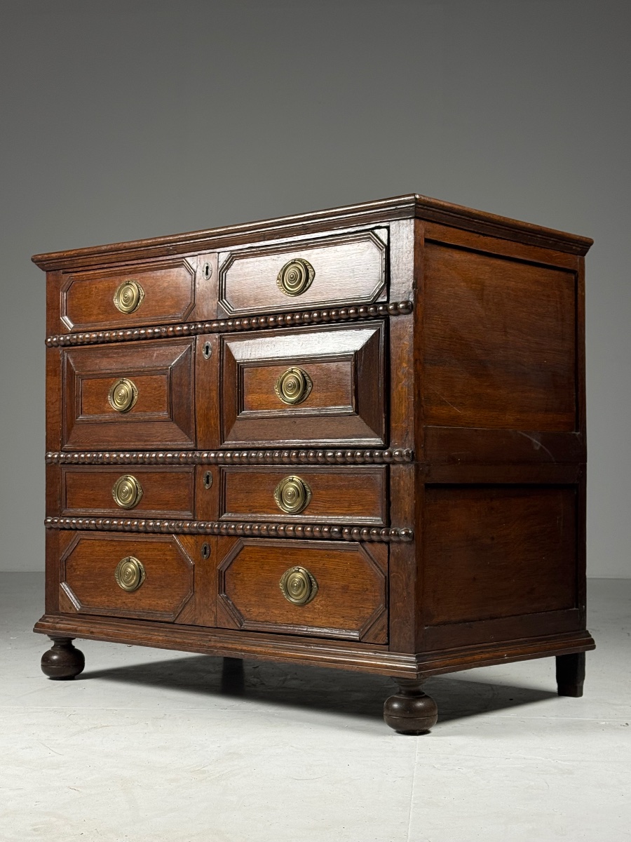 Commode anglaise du XVIIe siècle en chêne