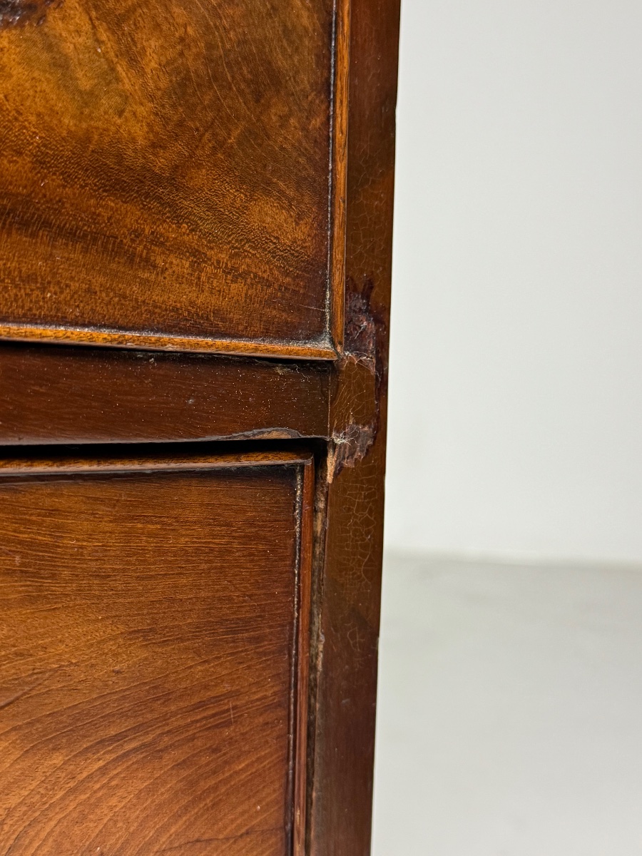Mahogany Chest Of Drawers With A Curved Front -photo-2