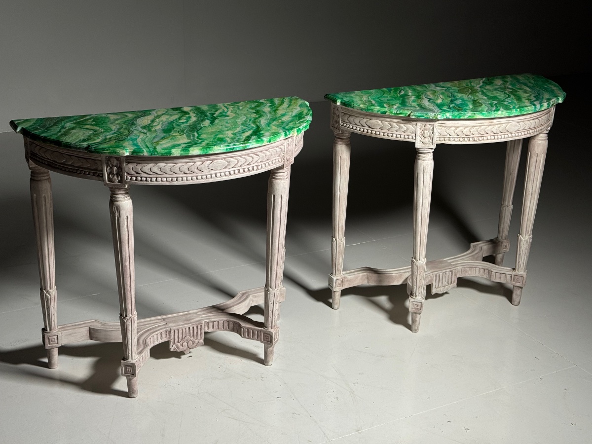 Lot de 2 consoles de style Louis XVI avec plateau en faux malachite