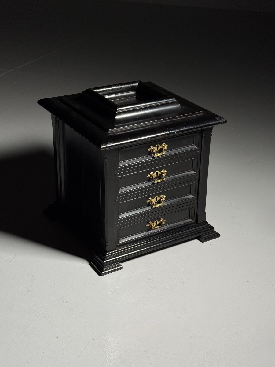 19th-century Jewelry Box, Black
