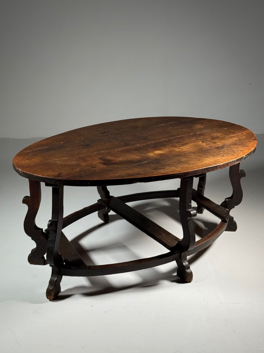 Table de salon du nord de l'Italie XVIIe siècle, en noyer