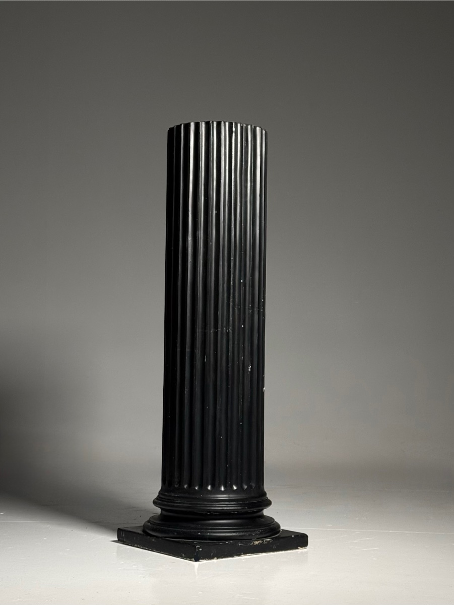 Colonne néoclassique en plâtre noir