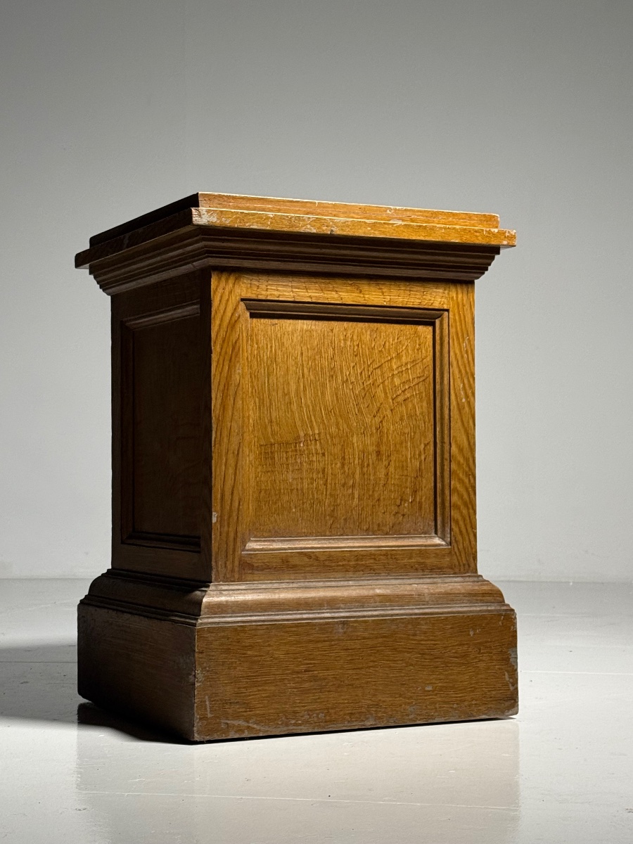 Socle classique en bois du XXe siècle
