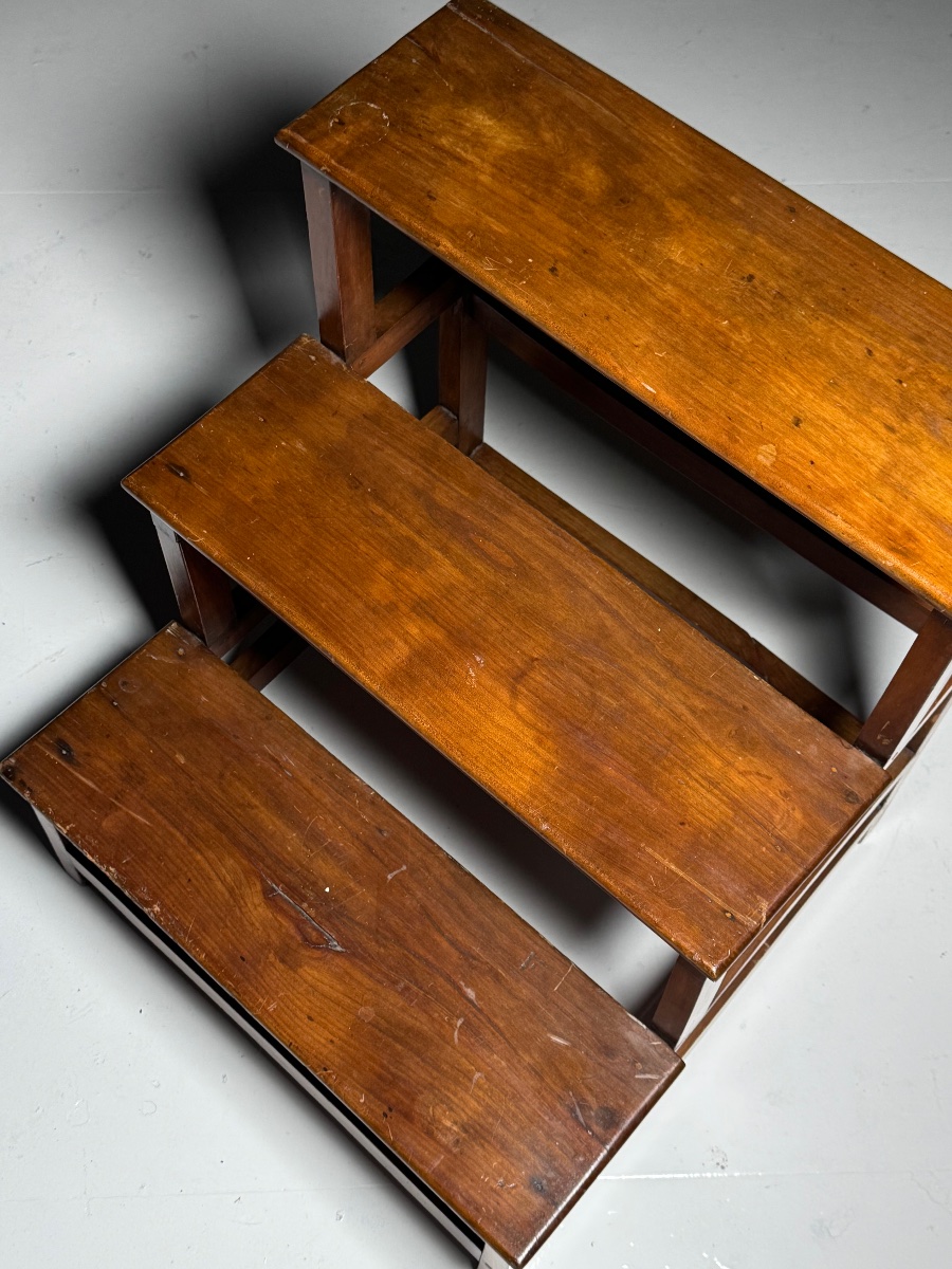 Petit escabeau en bois pour bibliothèque-photo-3