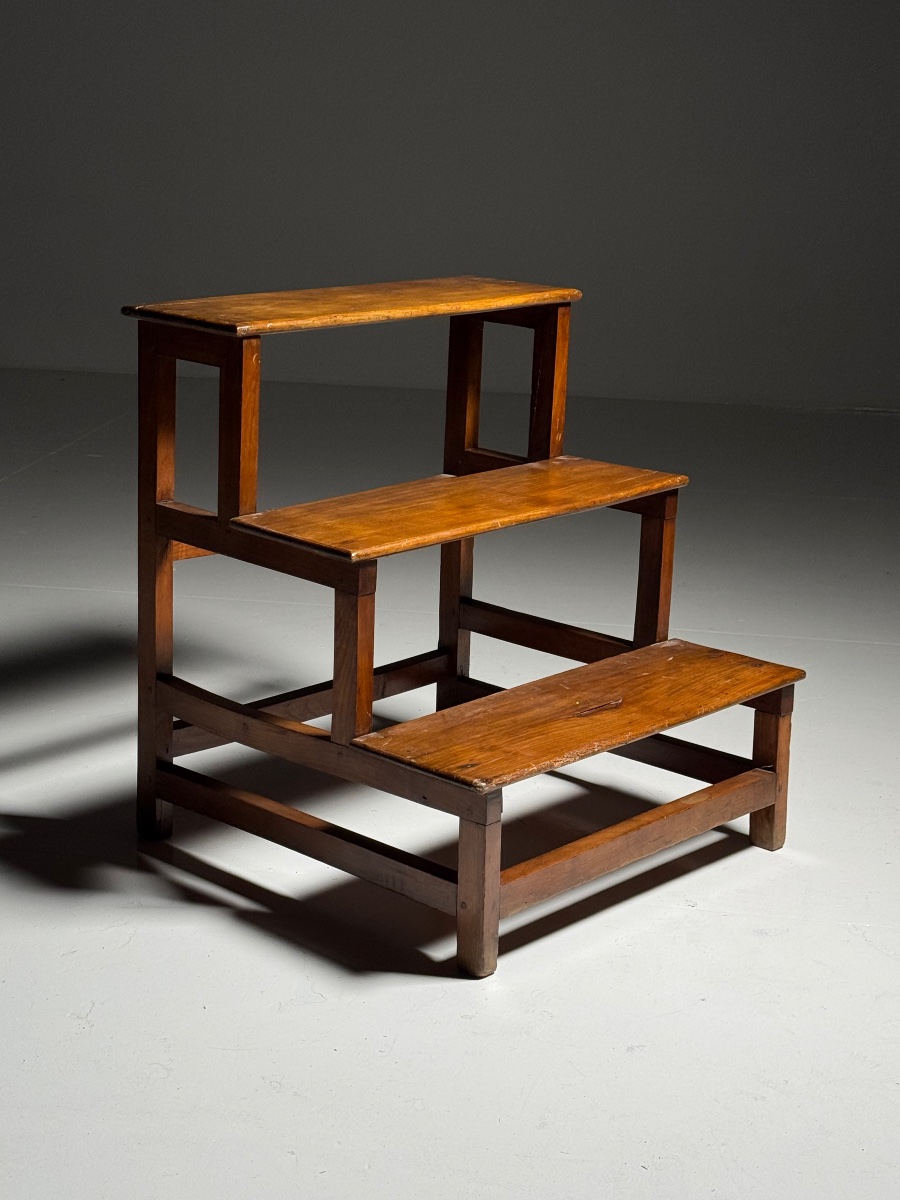 Petit escabeau en bois pour bibliothèque