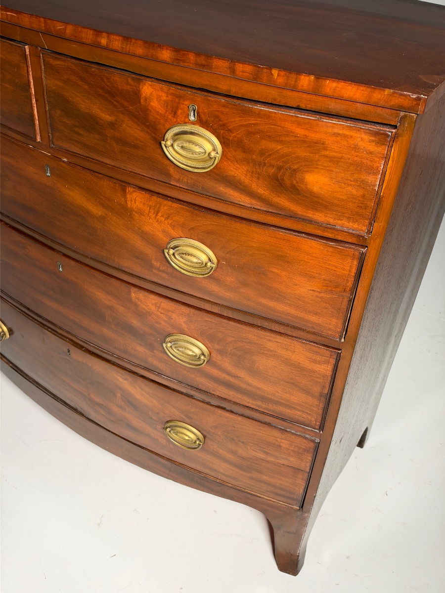 English Mahogany Chest Of Drawers With A Curved Front-photo-3