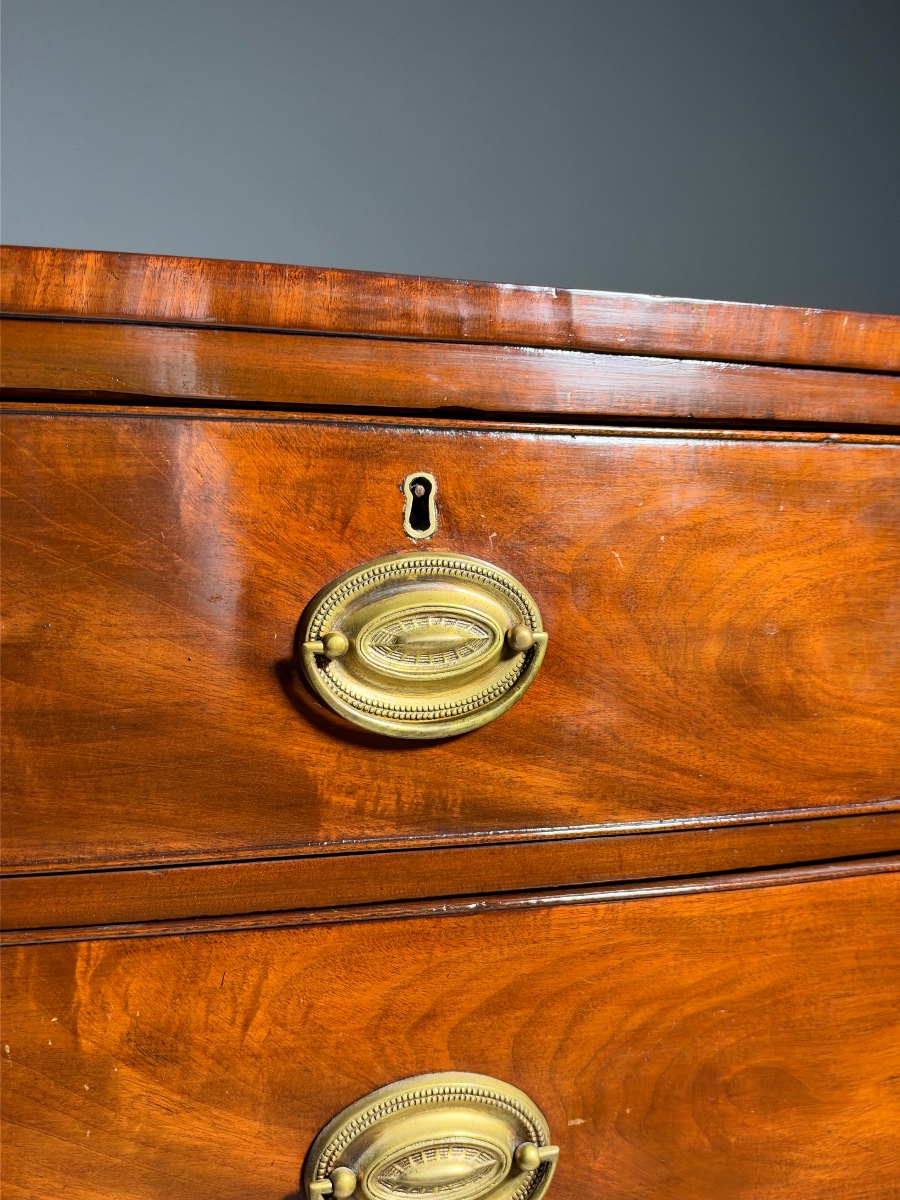 English Mahogany Chest Of Drawers With A Curved Front-photo-4