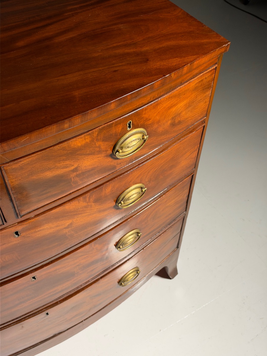 English Mahogany Chest Of Drawers With A Curved Front-photo-1