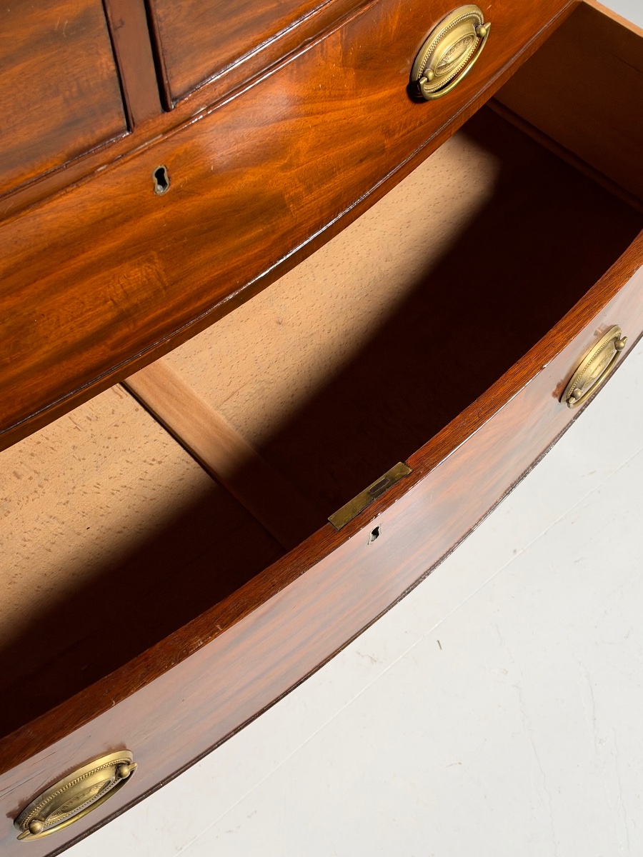 English Mahogany Chest Of Drawers With A Curved Front-photo-2
